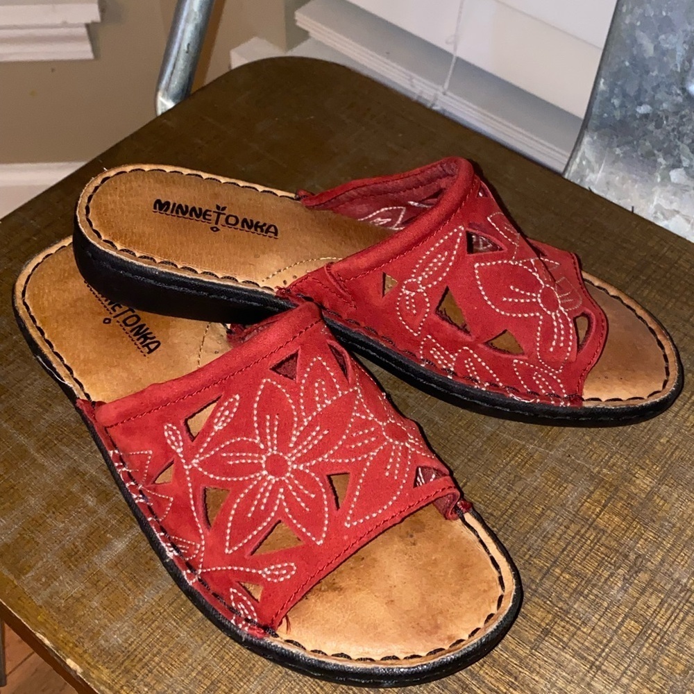Minnetonka Size 7 Red Floral Slide On Sandals - Picture 6 of 7